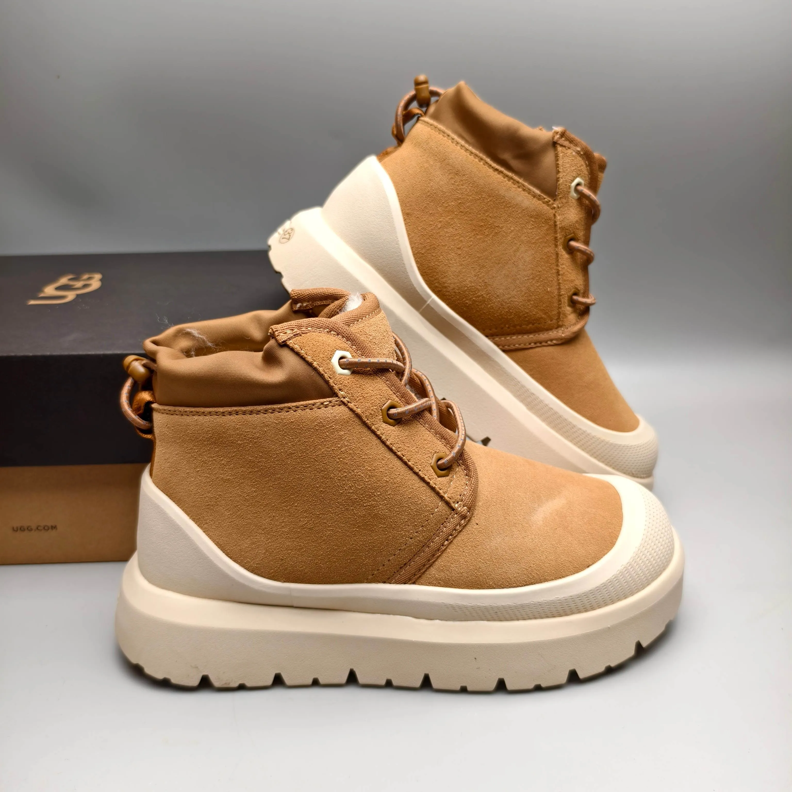 Couple model👫 💰560 UGG 3991 Tasman Weather Hybrid snow boots👢 Wang Yibo's same 👏 classic Tasman shoe model is added with a large orange sole, functional color contrast design, environmentally friendly waterproof and snowproof material, which is both fashionable and functional. At the same time, it is paired with the new UGG Keen furry color-blocking jacket. Bright orange and maroon collide to create a new light outdoor style and open up a new travel experience in early autumn! Using the best materials, the 17mm fur integrated surface is warmer and breathable, and the outsole is upgraded to a lightweight and wear-resistant light wing technology outsole!  Color: Black White Red Blue Light Gray Dark Gray Military Green Yellow Size: 35-46